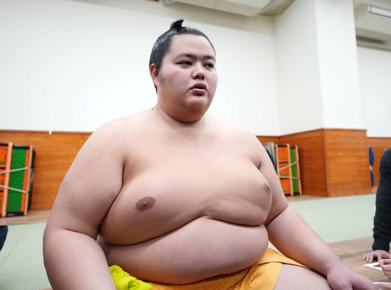 報道陣の質問に答える琴ノ若