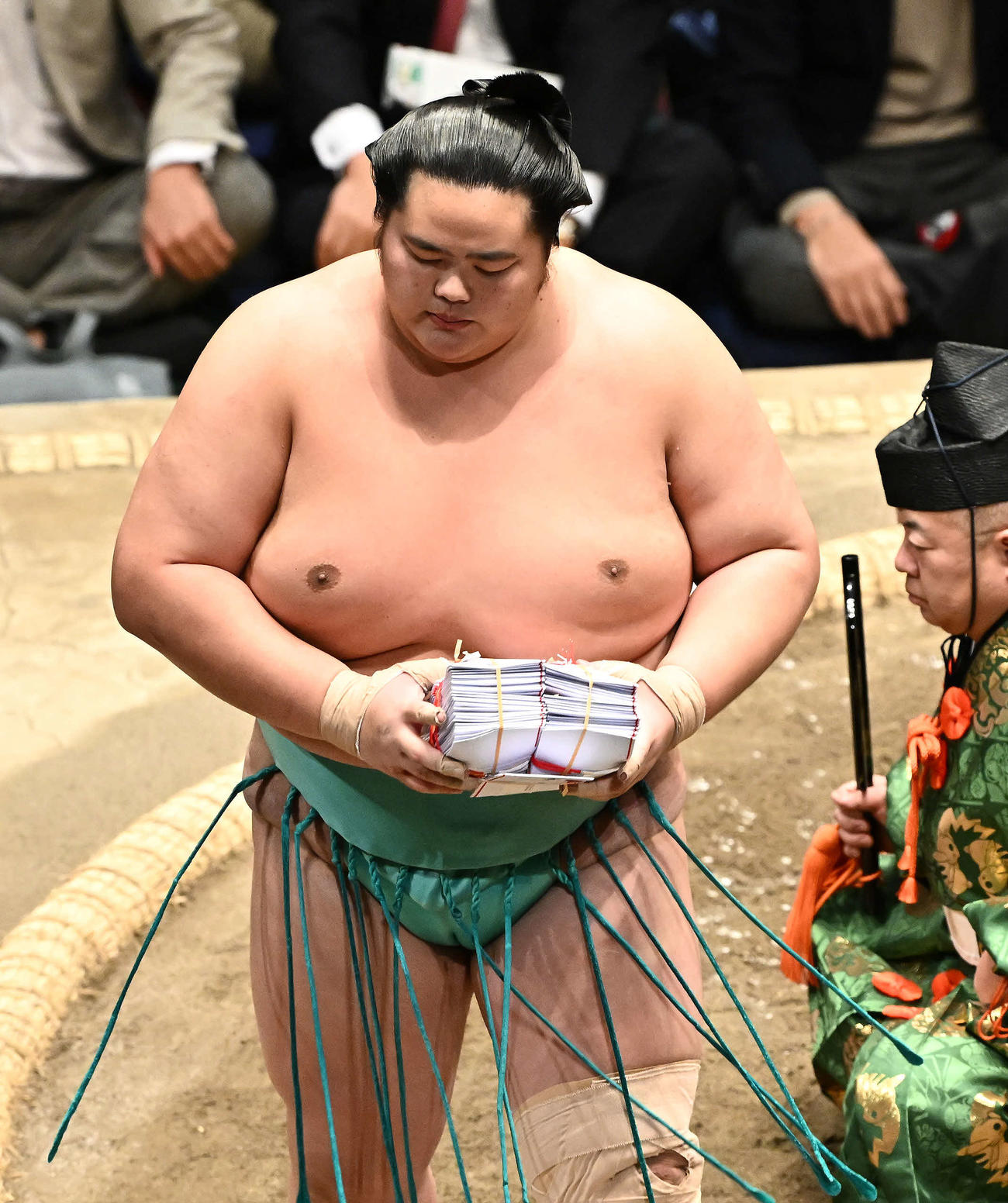 琴ノ若は霧島を破り懸賞を手に引き揚げる（撮影・滝沢徹郎）