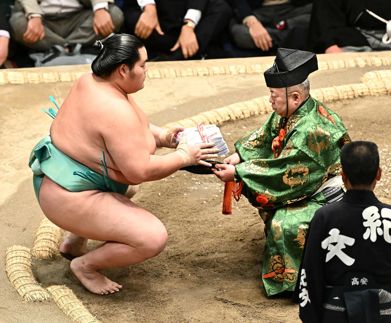 琴ノ若は霧島を破り懸賞を受け取る（撮影・滝沢徹郎）