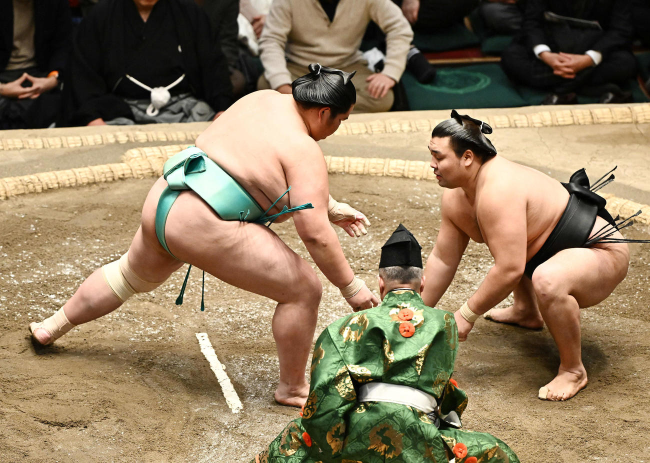 立ち会いが合わない琴ノ若（左）と霧島（撮影・滝沢徹郎）