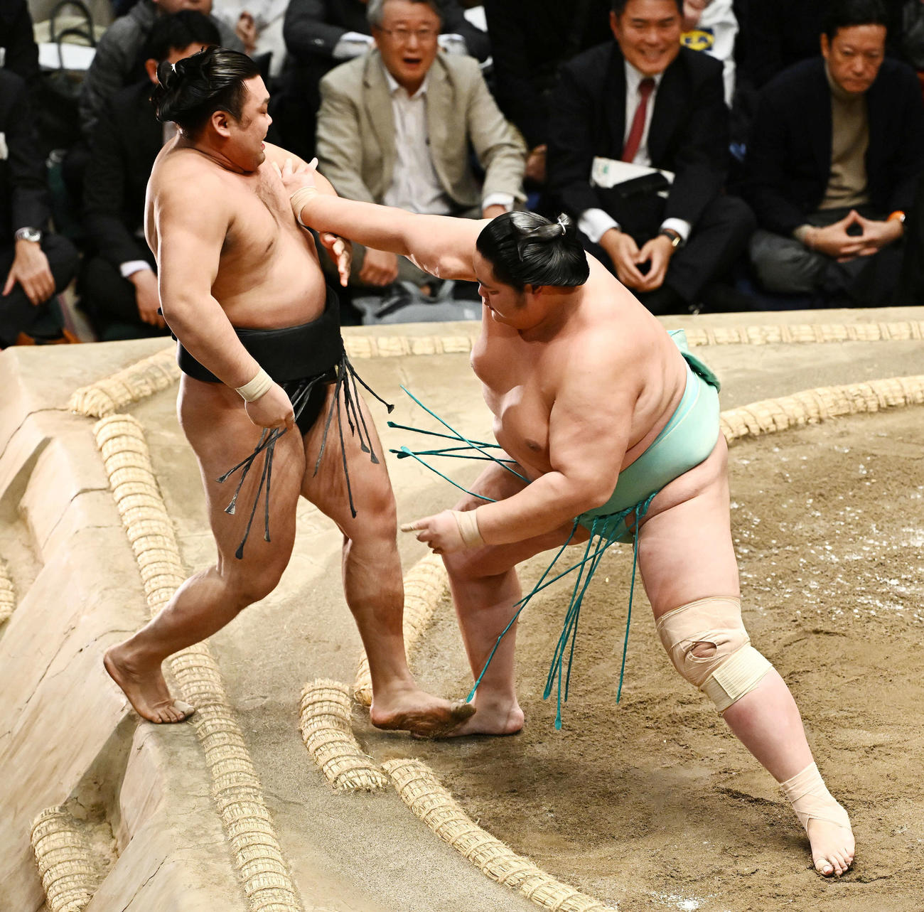 琴ノ若（右）は霧島を寄り切りで破る（撮影・滝沢徹郎）