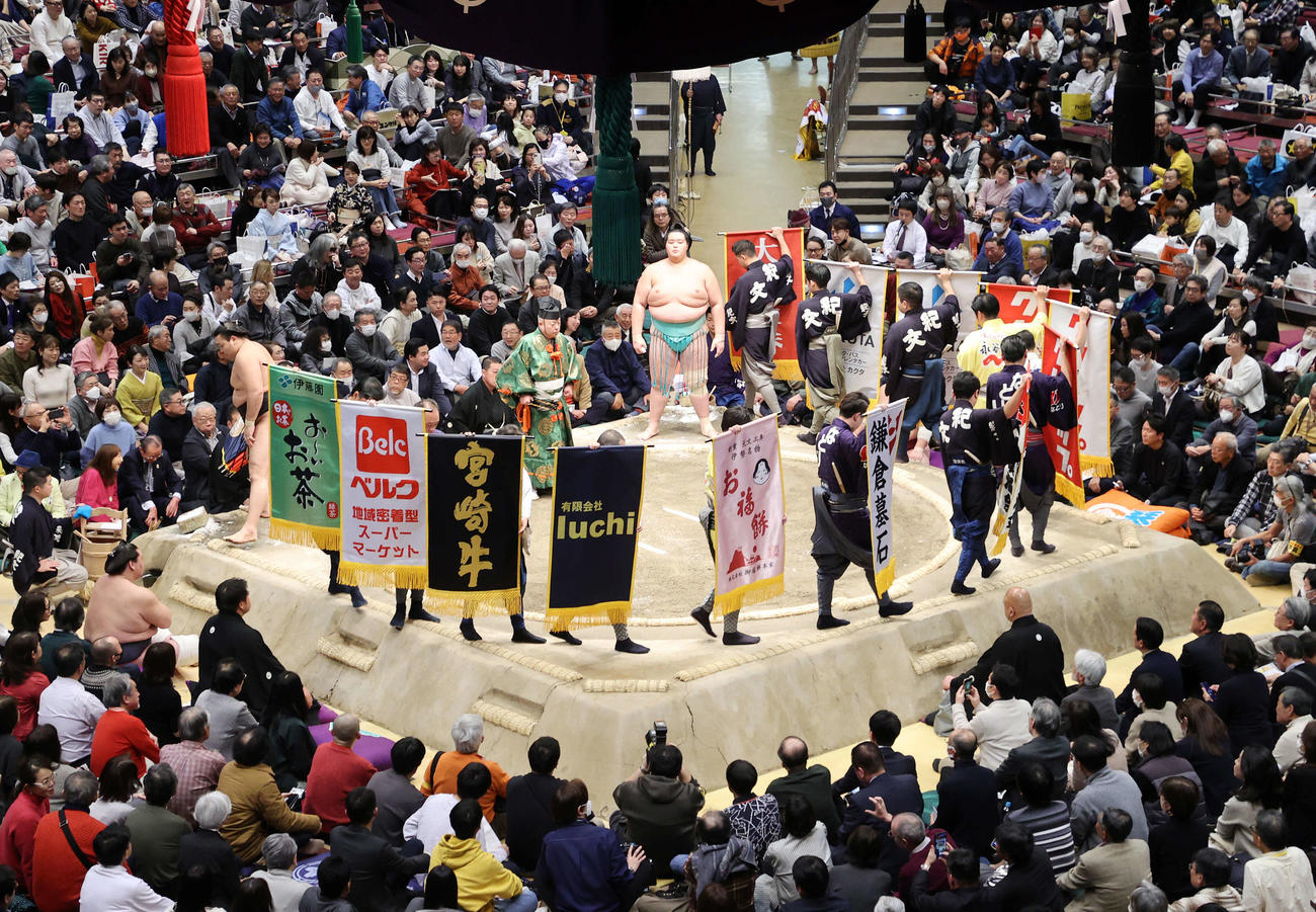 霧島と琴ノ若の一番にかけられた懸賞旗（撮影・鈴木正人）