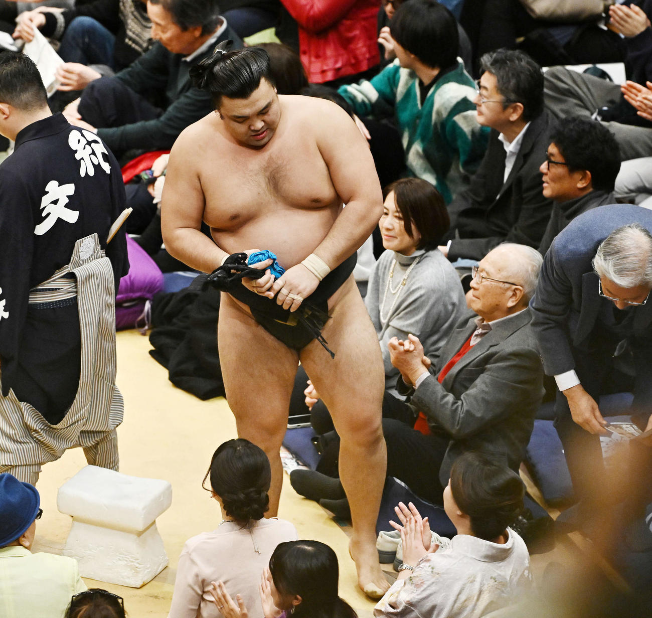 琴ノ若に敗れ引き揚げる霧島（撮影・滝沢徹郎）