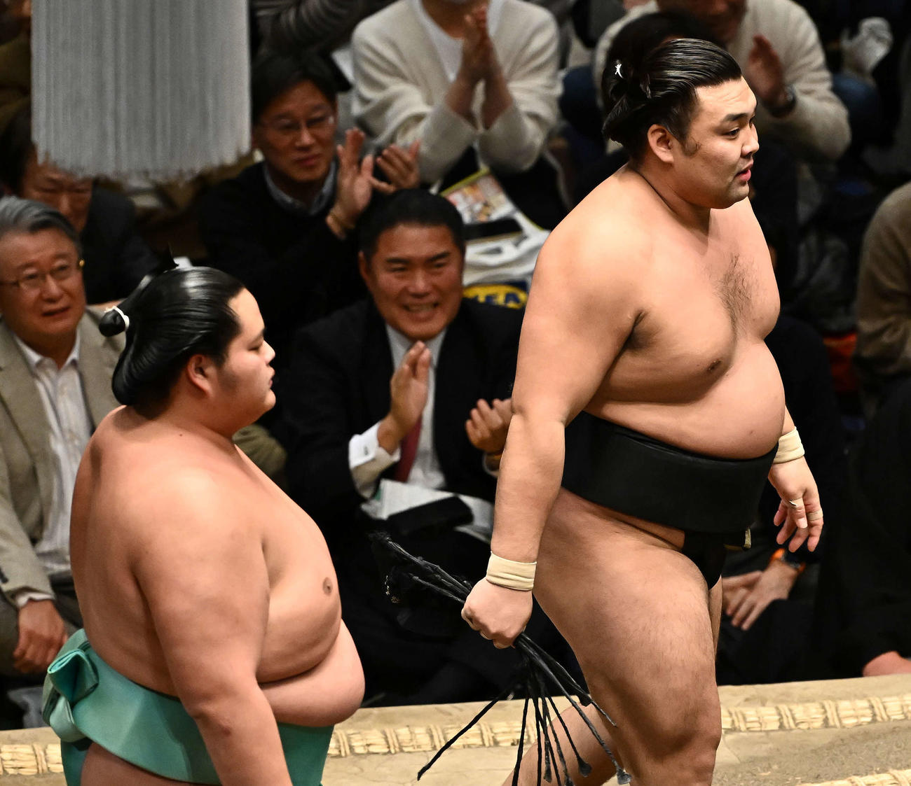 琴ノ若（手前）に敗れた霧島（撮影・滝沢徹郎）