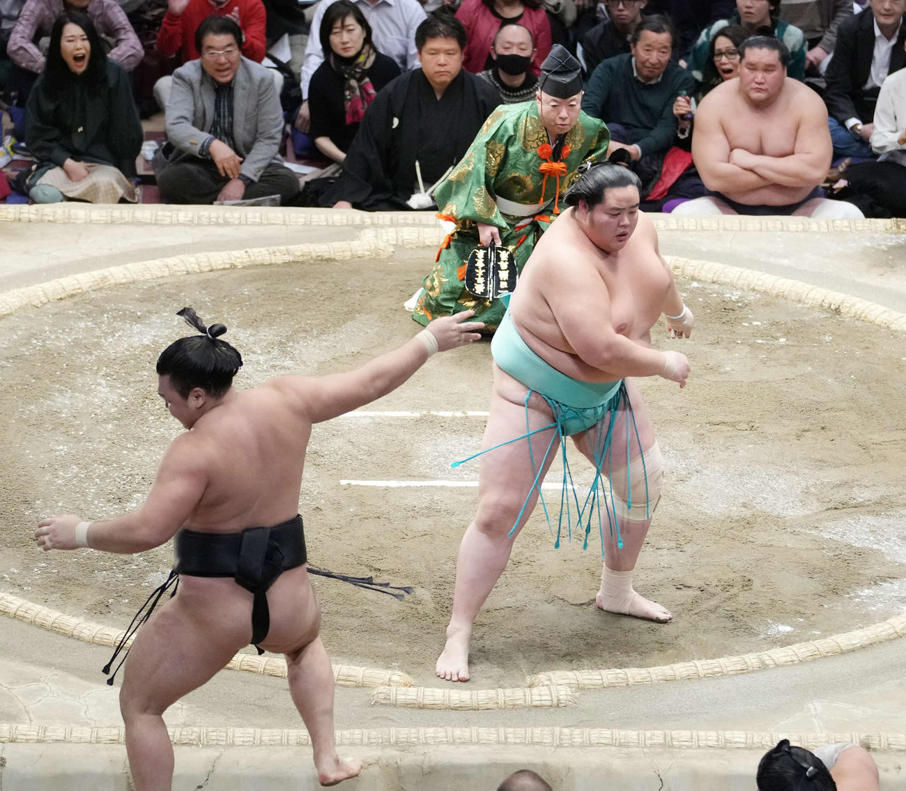 琴ノ若（右）は寄り切りで霧島を破る。後方右は照ノ富士（撮影・小沢裕）