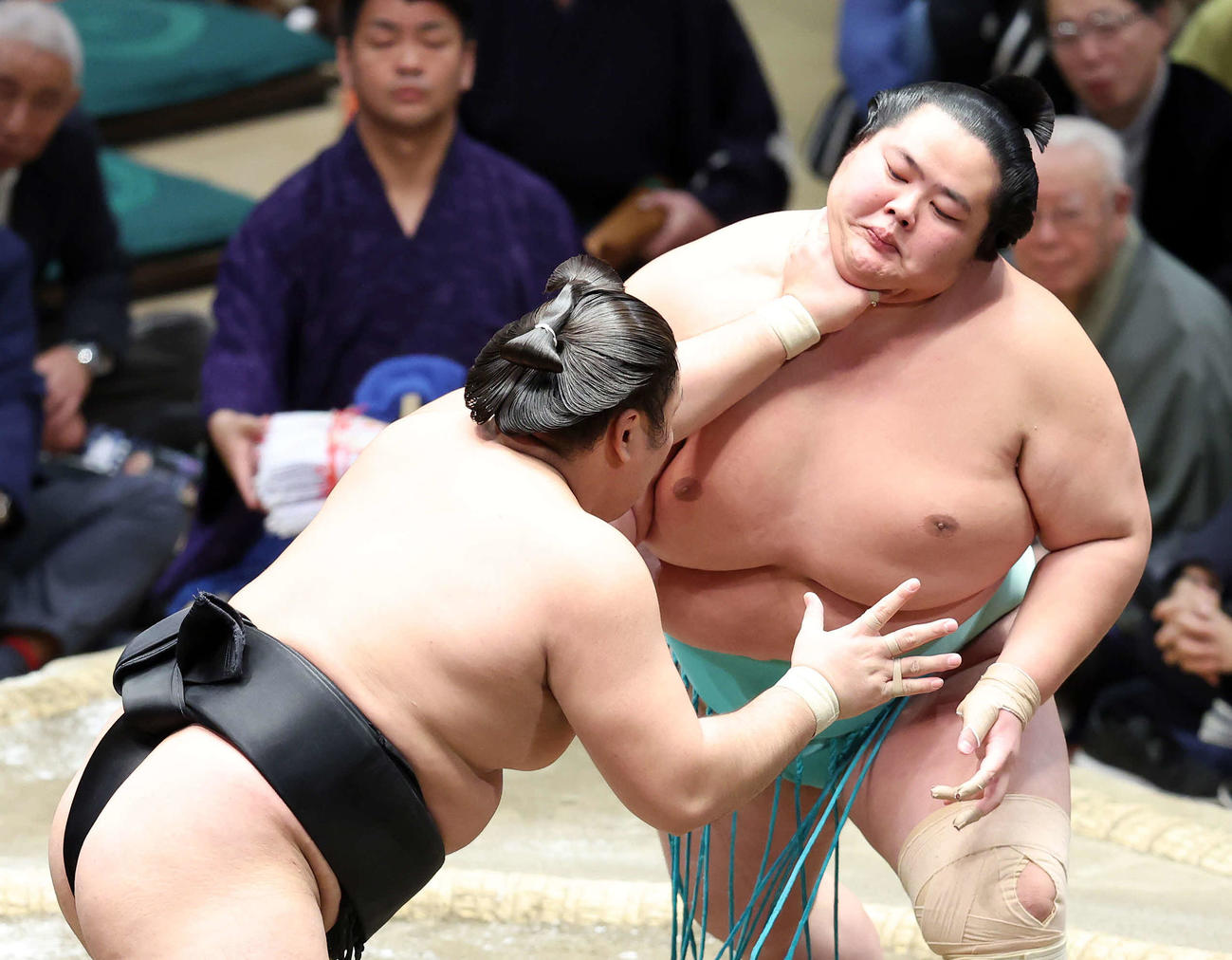 霧島（左）の攻めを耐える琴ノ若（撮影・鈴木正人）