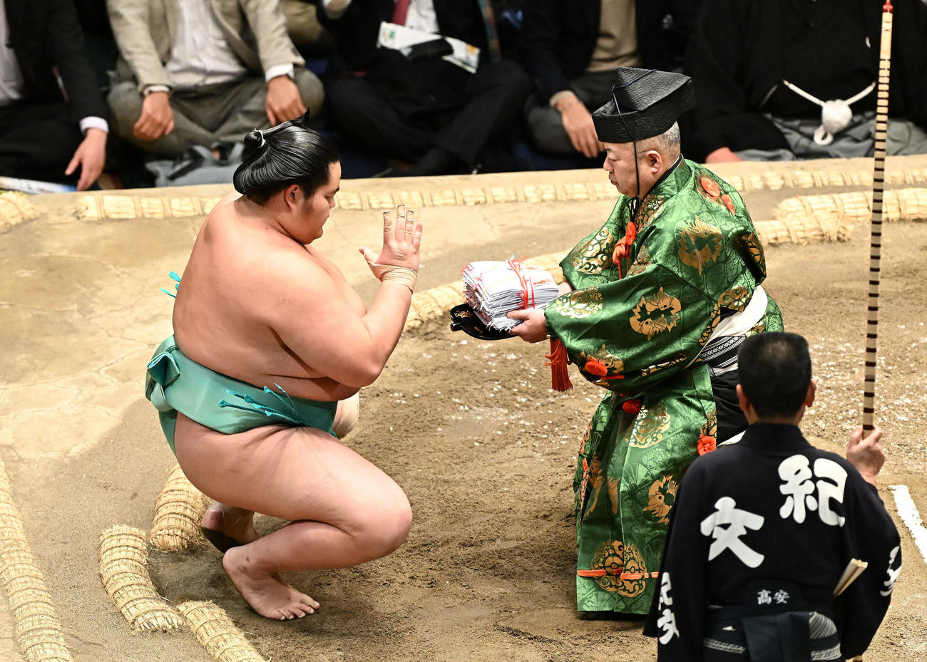 琴ノ若は霧島を破り懸賞を受け取る（撮影・滝沢徹郎）