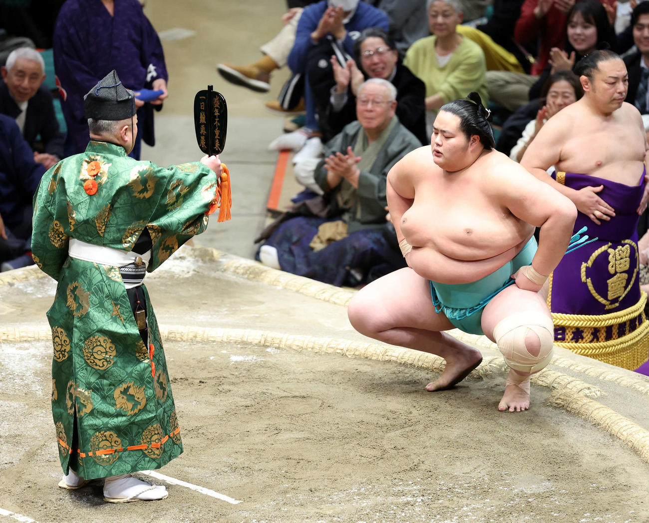 霧島を寄り切りで破り勝ち名乗りを受ける琴ノ若（撮影・鈴木正人）