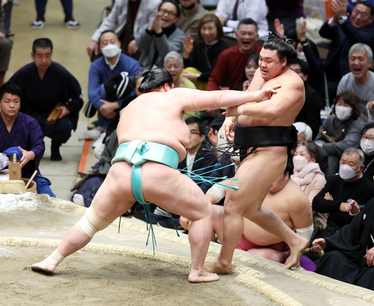 琴ノ若（左）に寄り切りで敗れる霧島（撮影・鈴木正人）