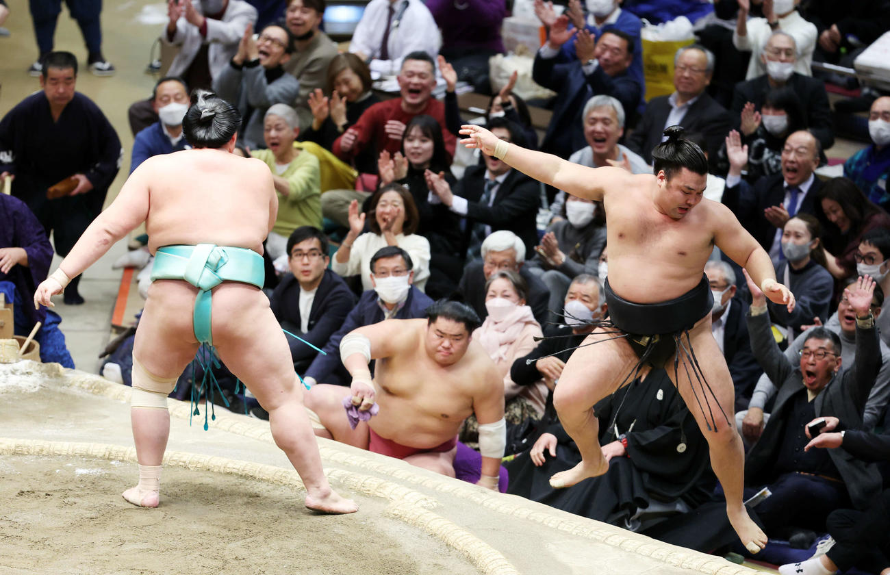 琴ノ若（左）に寄り切りで敗れる霧島（撮影・鈴木正人）
