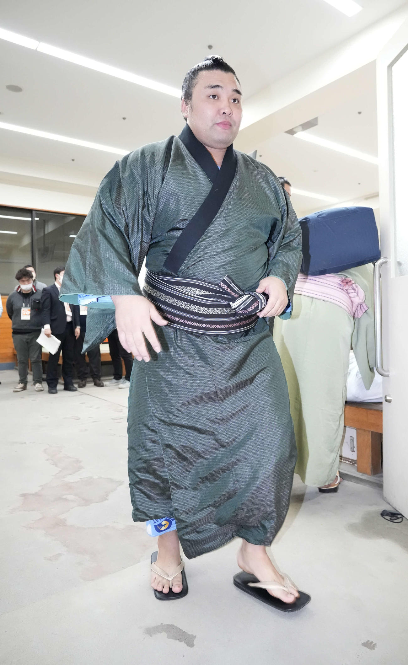 支度部屋を引き揚げる霧島