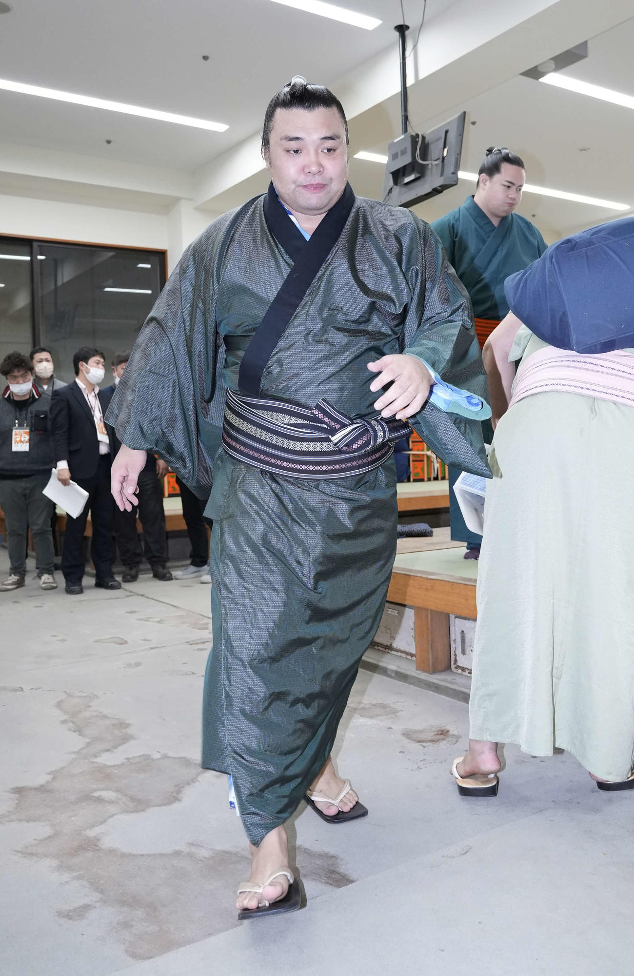 支度部屋を引き揚げる霧島