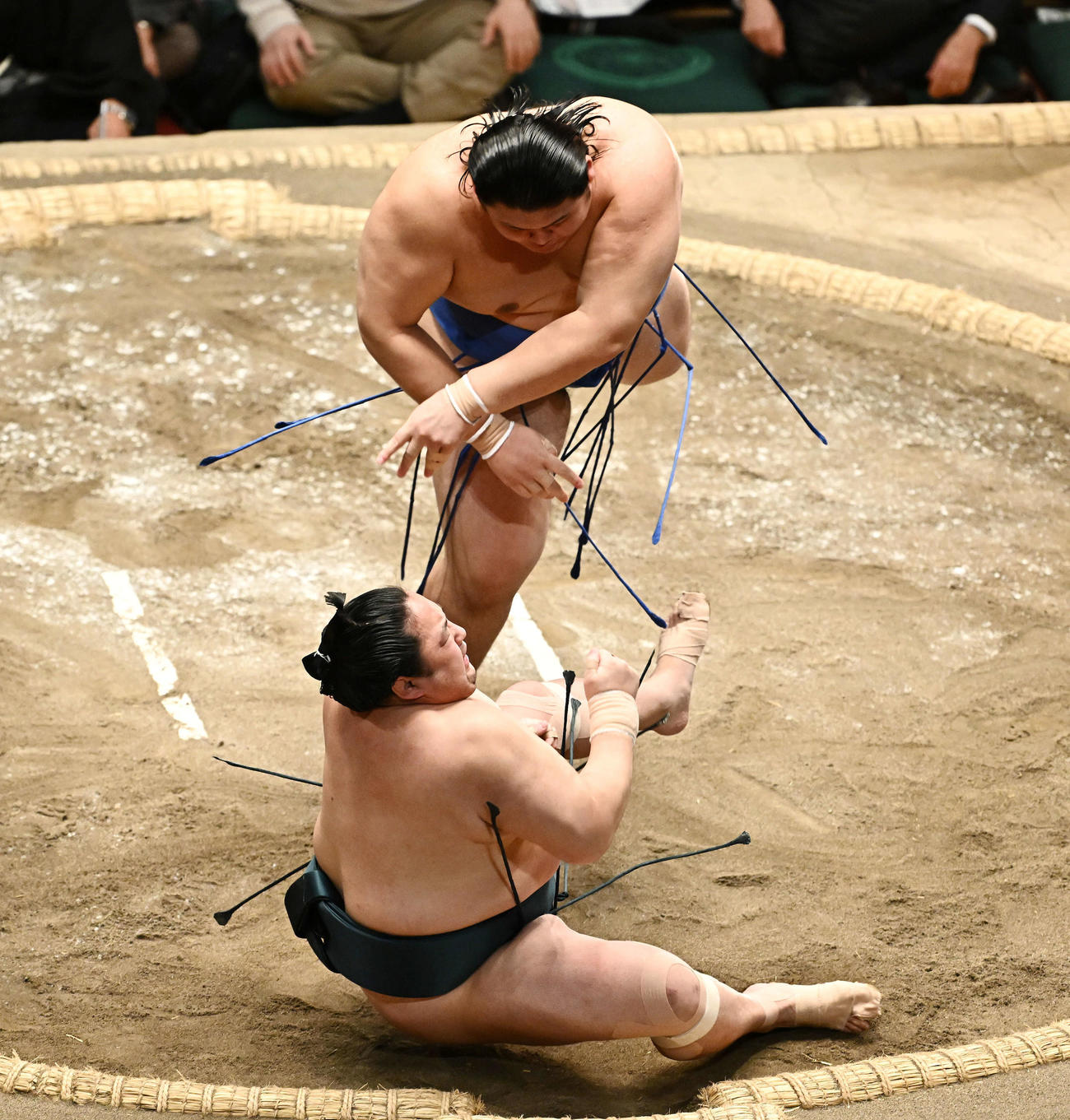 大の里（後方）は佐田の海を切り返しで破る（撮影・滝沢徹郎）