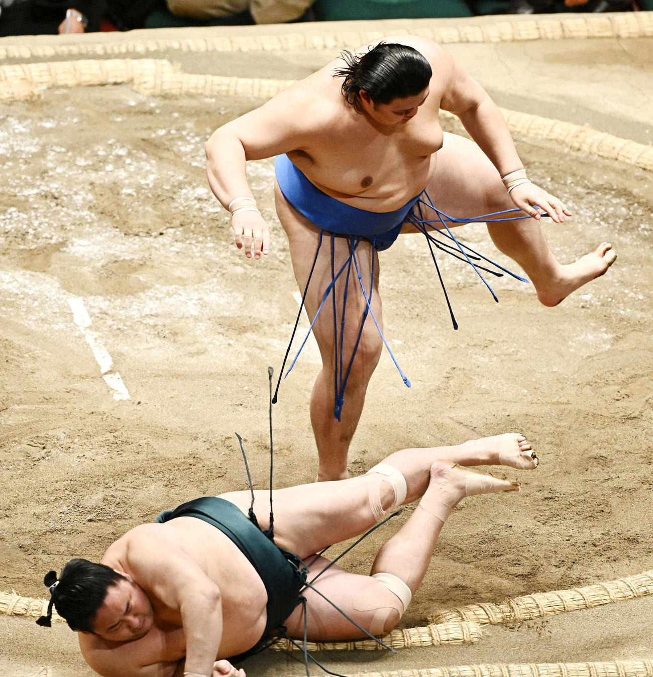 大の里（後方）は佐田の海を切り返しで破る（撮影・滝沢徹郎）