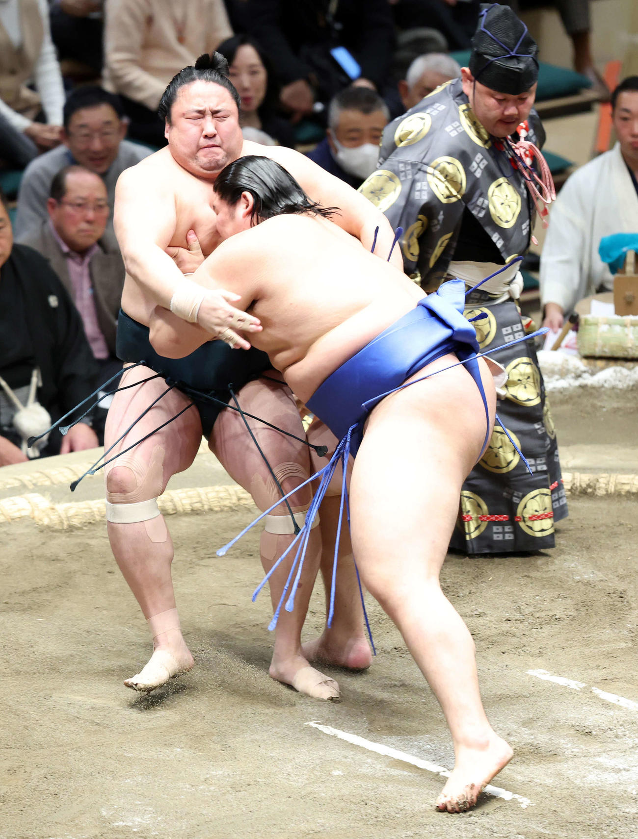 佐田の海（後方）を切り返しで破る大の里（撮影・鈴木正人）