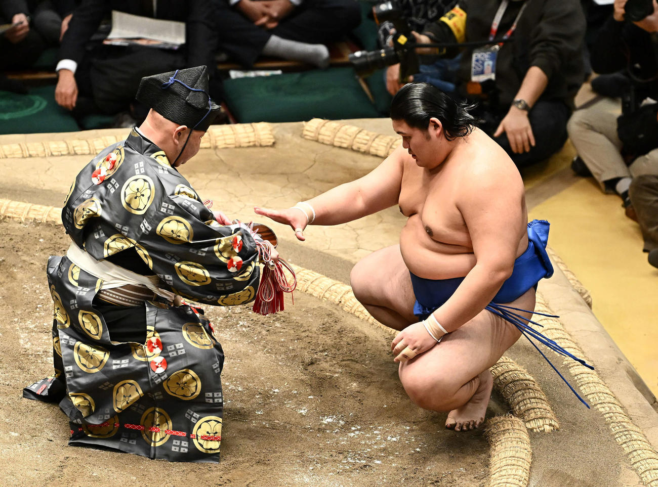 大の里は佐田の海を破り懸賞を受け取る（撮影・滝沢徹郎）