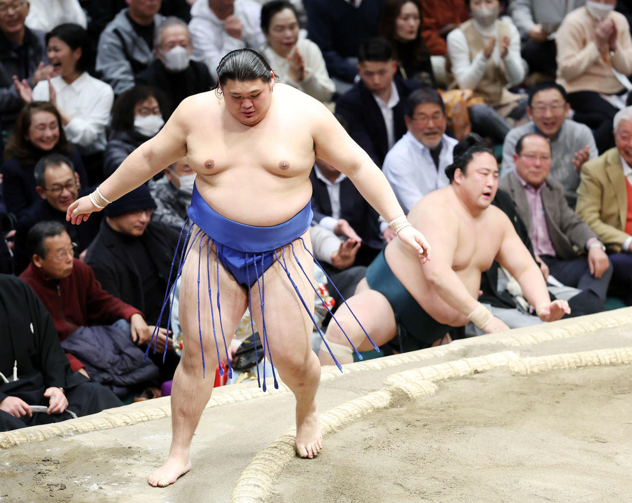 佐田の海（右）を切り返しで破った大の里（撮影・鈴木正人）