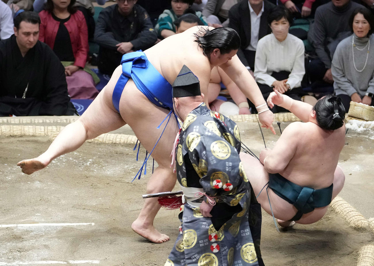 大の里（左）は佐田の海を切り返しで破る（撮影・小沢裕）