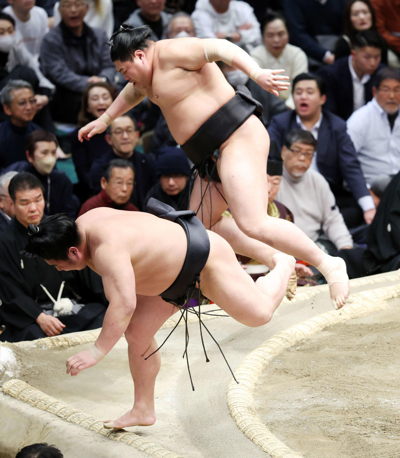 若元春（手前）を引き落としで破る阿炎（撮影・鈴木正人）