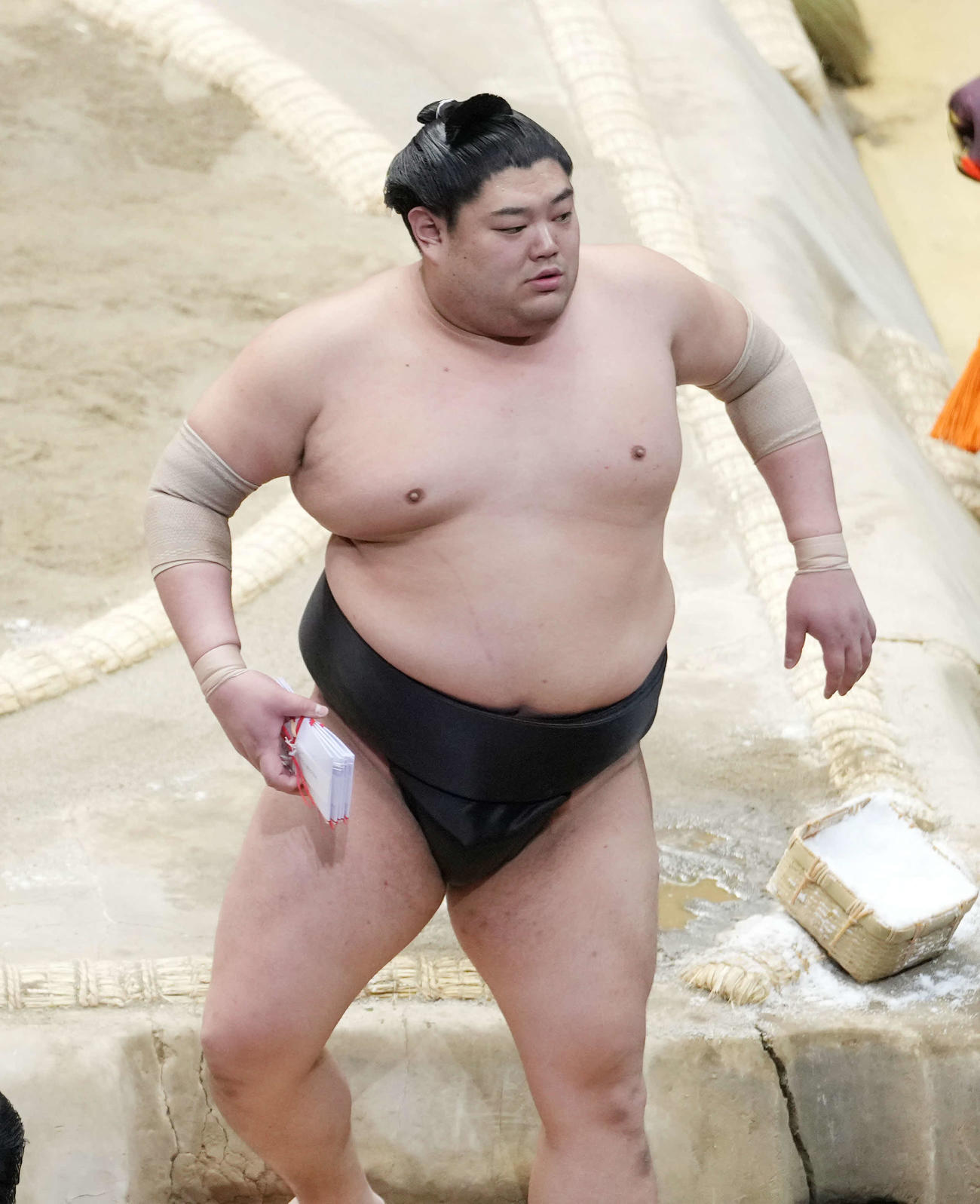 懸賞金を手にする阿炎（撮影・小沢裕）
