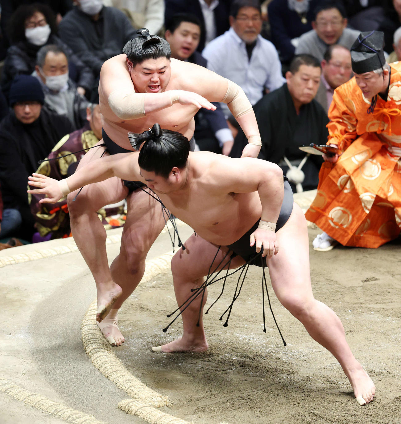若元春（手前）を引き落としで破る阿炎（撮影・鈴木正人）