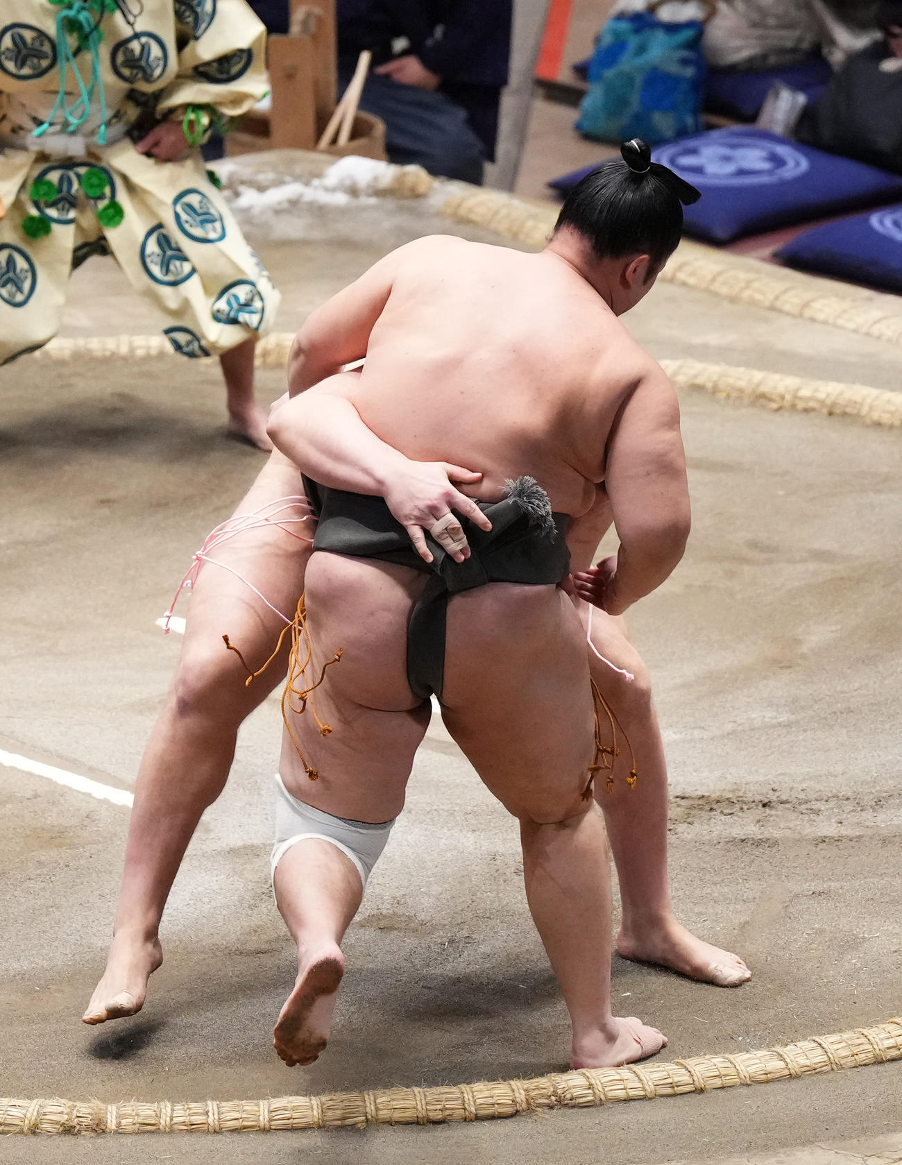 安青錦は、千代大光（手前）を破り序二段優勝を果たす（撮影・菅敏）