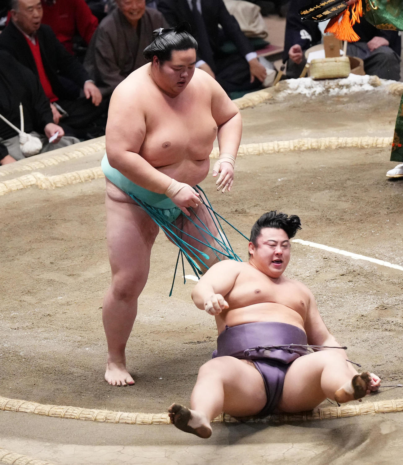 琴ノ若は、上手投げで翔猿（右）を破る（撮影・菅敏）