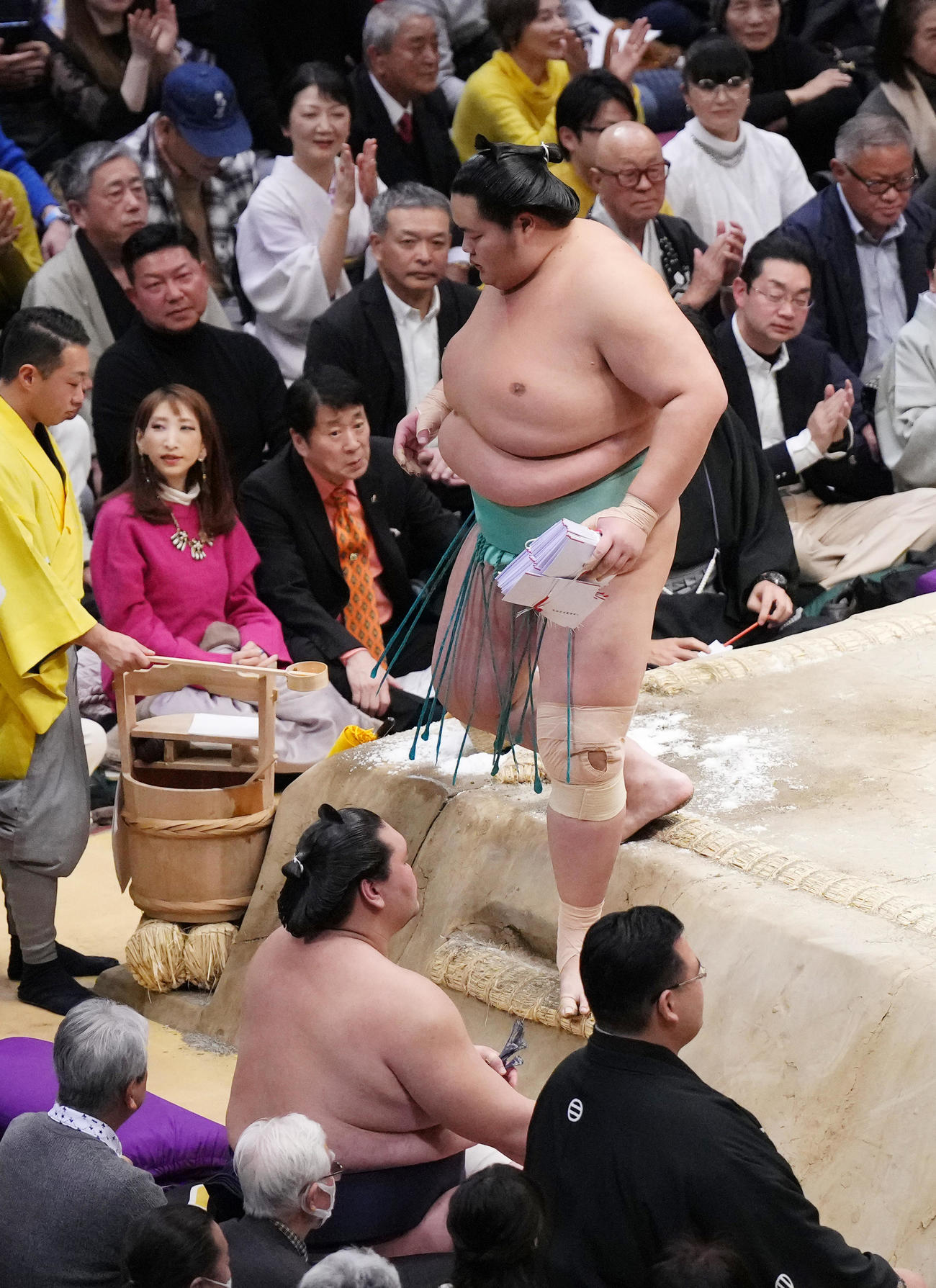 琴ノ若は、上手投げで翔猿を破り、懸賞金を手にする。手前は照ノ富士（撮影・菅敏）