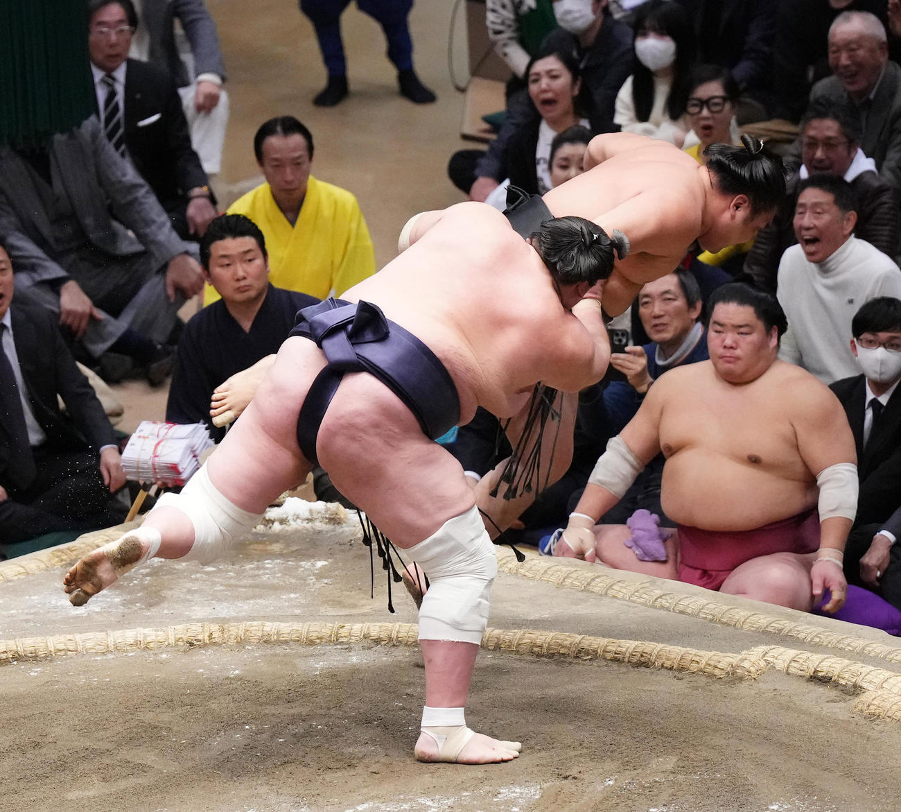 照ノ富士は、寄り切りで霧島（右）を破る（撮影・菅敏）