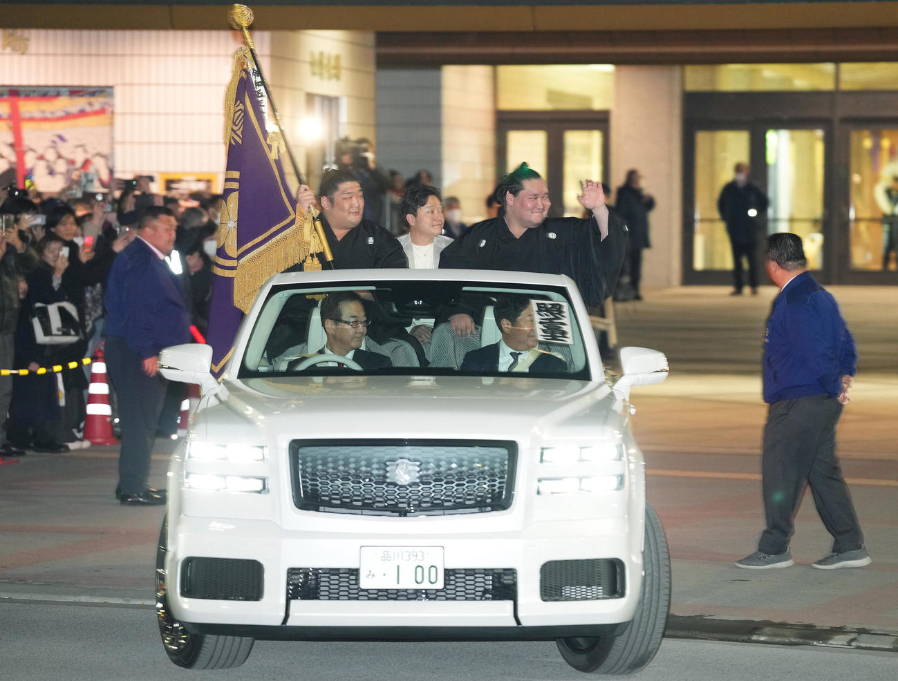 優勝し新しいパレードカーに上から手を振る照ノ富士（右）（撮影・菅敏）