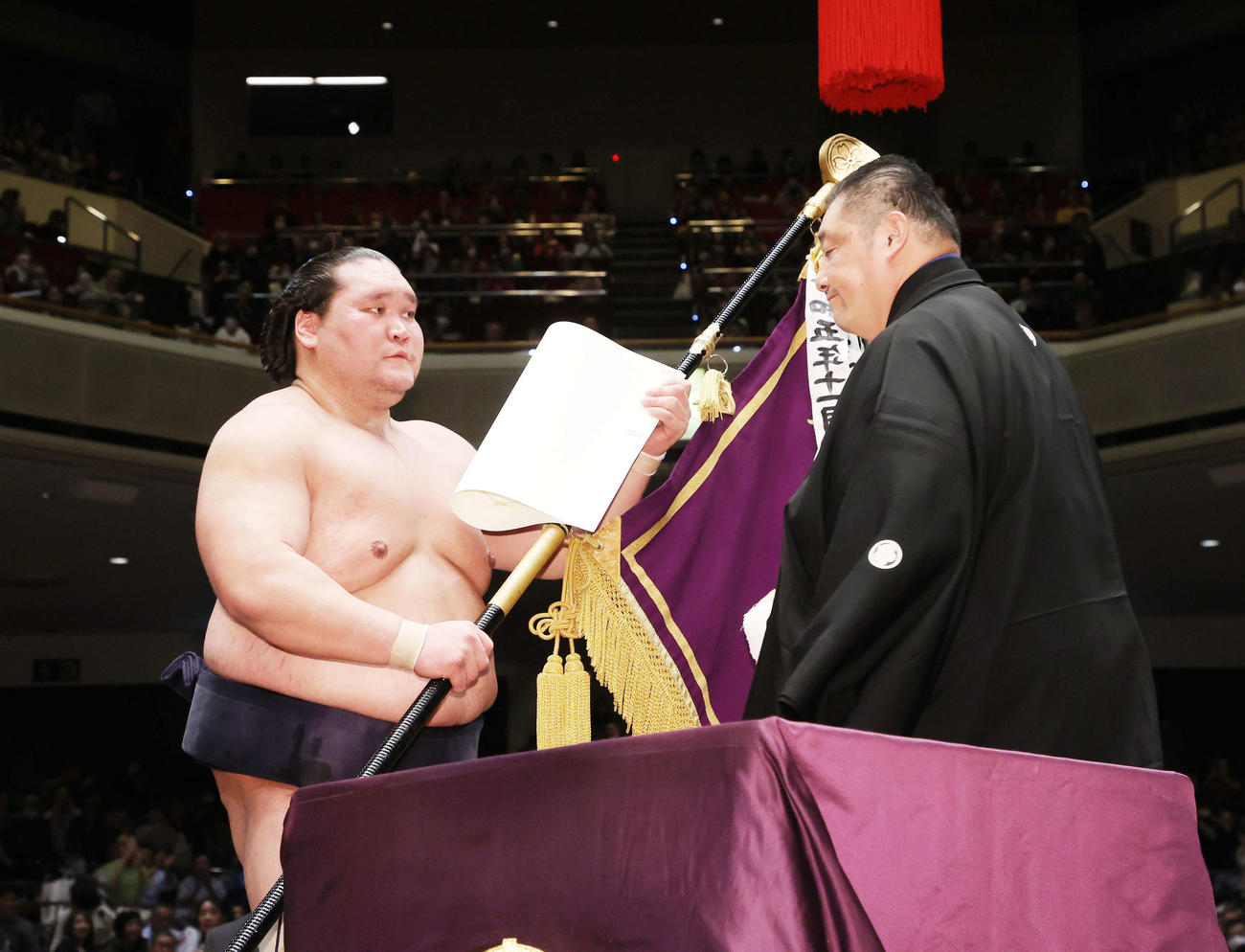 佐渡ケ嶽審判部長（右）から優勝旗を受け取る照ノ富士（撮影・鈴木正人）