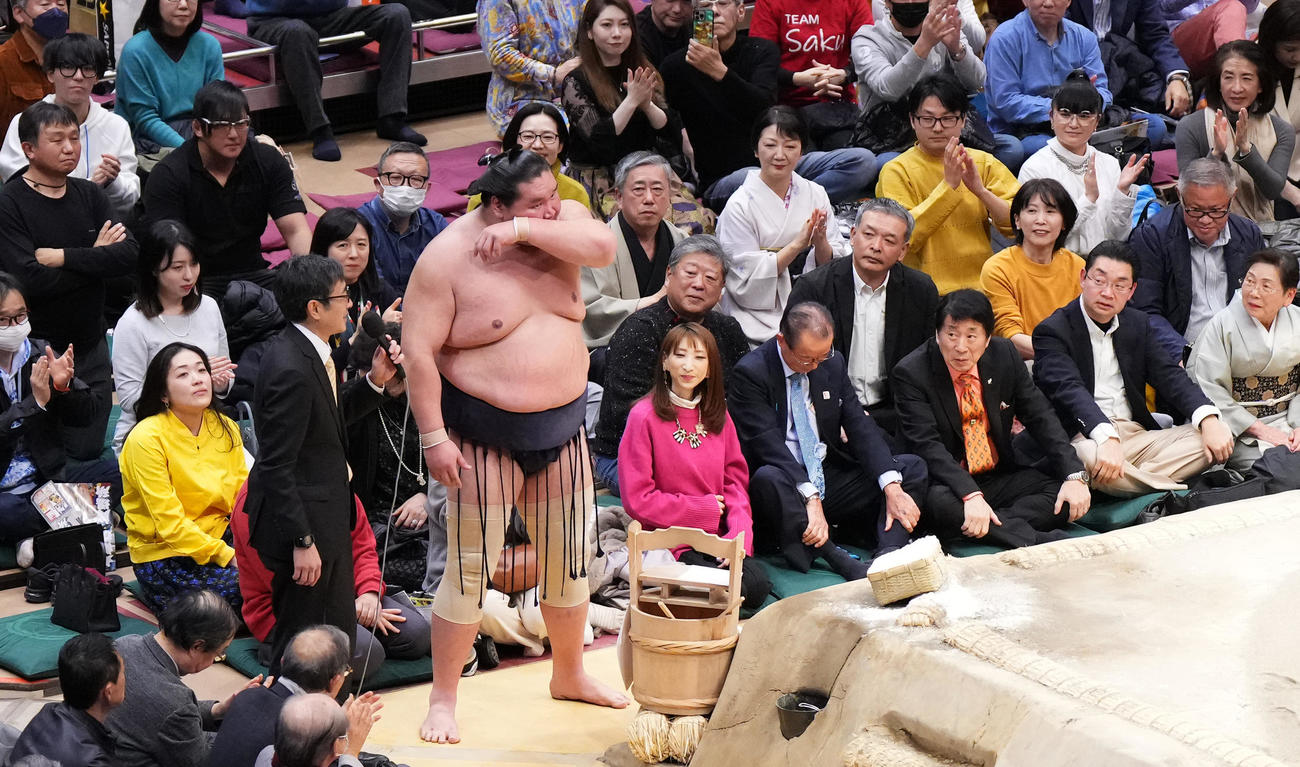 優勝しインタビューに応じる照ノ富士（撮影・菅敏）