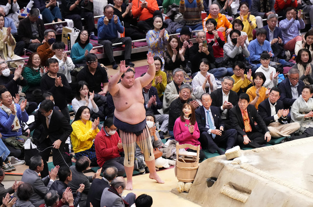 優勝し、ファンの歓声に応える照ノ富士（中央）（撮影・菅敏）