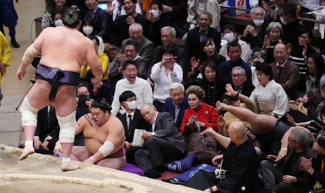 照ノ富士に寄り切りで土俵から落ちてきた霧島（右端）に驚くデヴィ夫人（右から3人目）（撮影・菅敏）