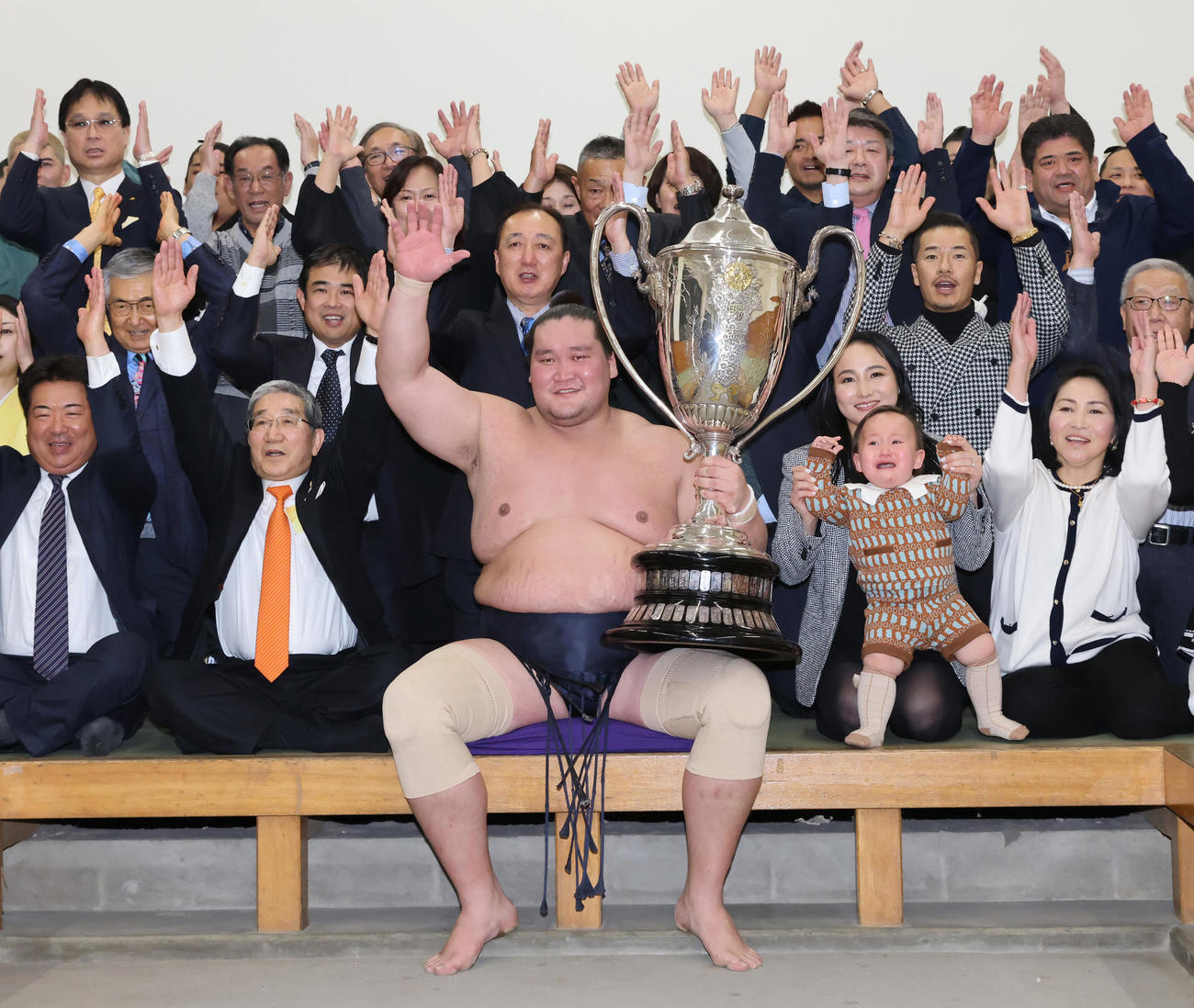 大相撲初場所で優勝し、賜杯を手に笑顔を見せる照ノ富士（中央）。その右は愛息の照務甚（てむじん）君と妻のドルジハンドさん（代表撮影）