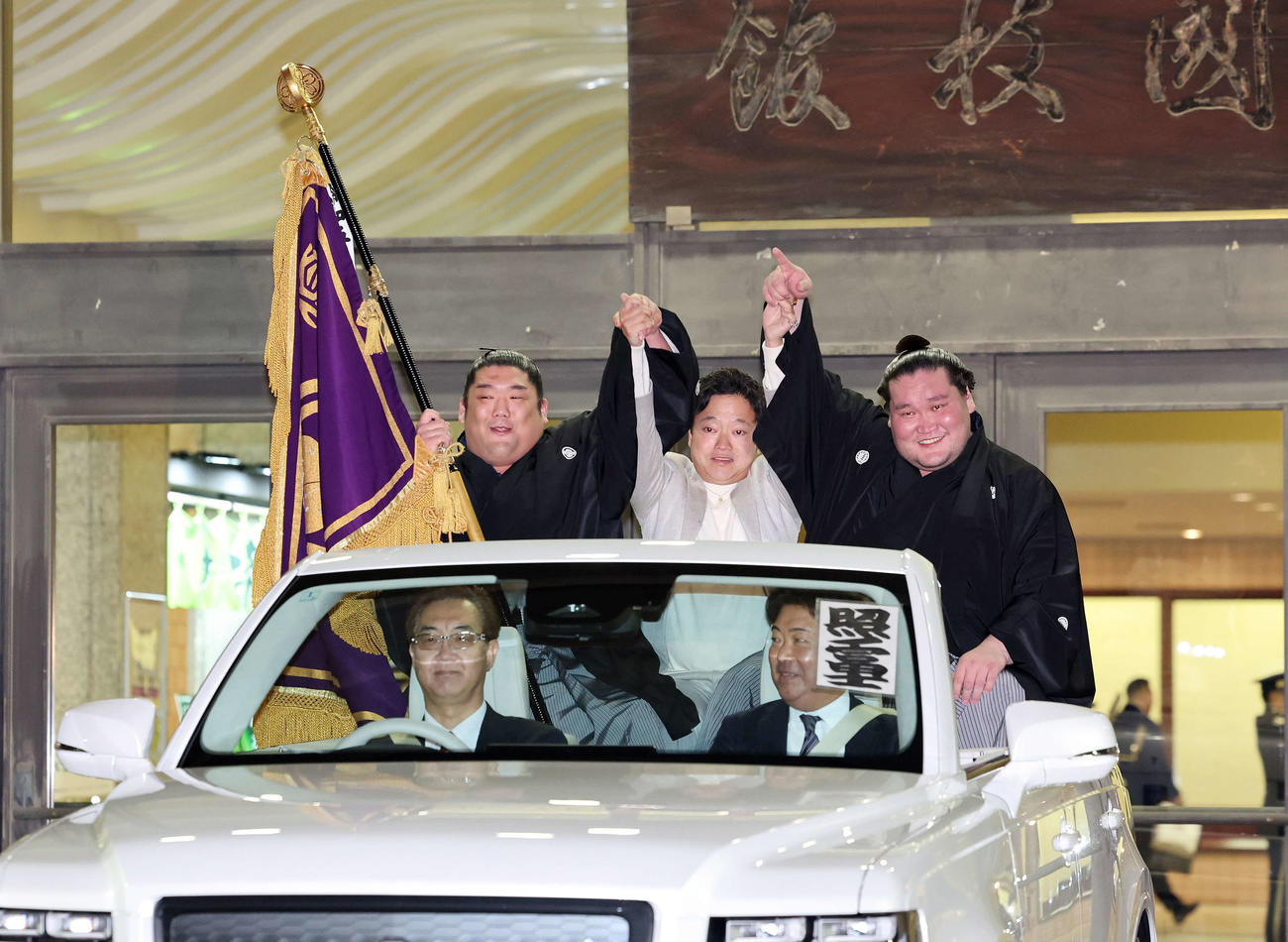 優勝パレードで笑顔を見せる照ノ富士（右）と旗手の尊富士（撮影・鈴木正人）