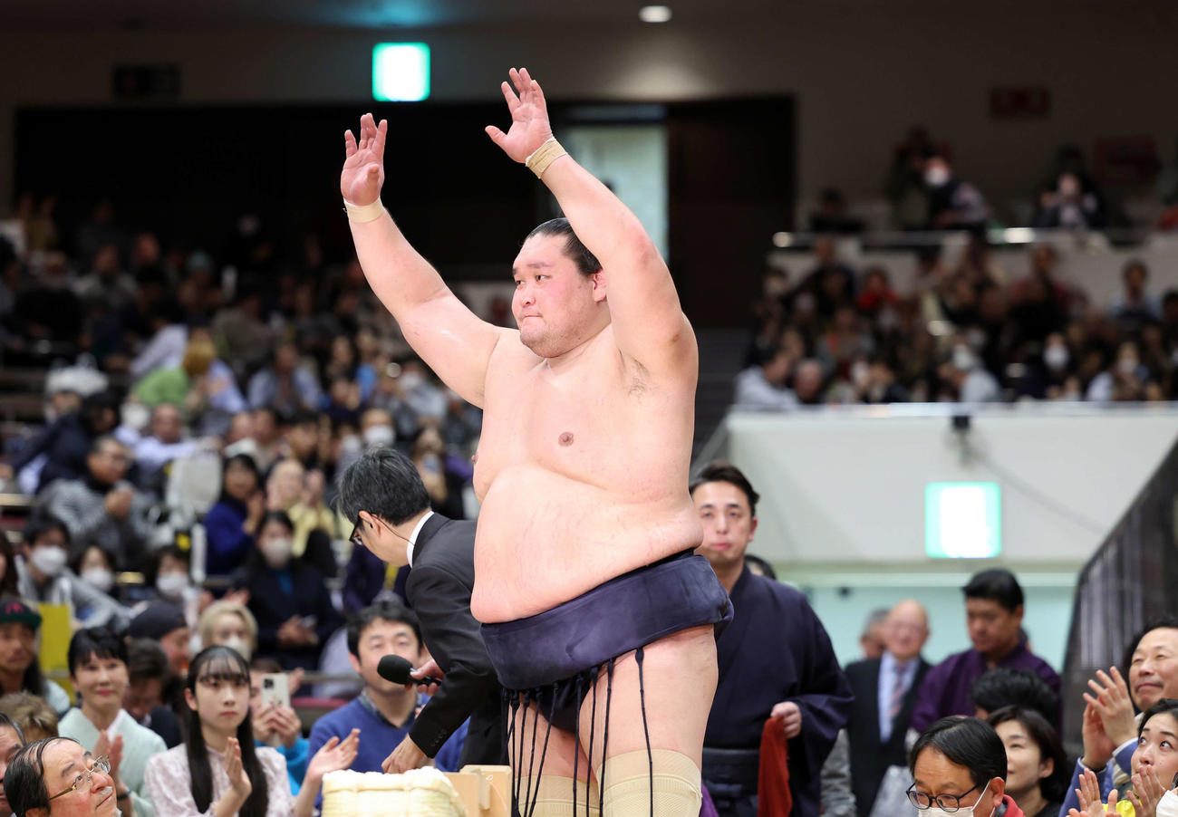 優勝インタビューを終え手を振り歓声に応える照ノ富士（撮影・鈴木正人）