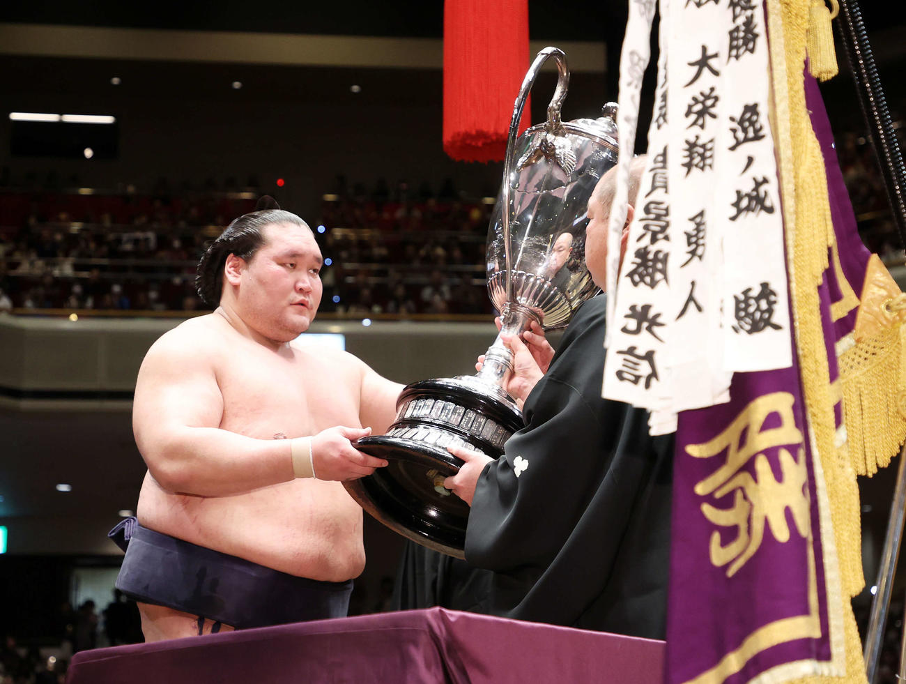 八角理事長（右）から優勝賜杯を受け取る照ノ富士（撮影・鈴木正人）