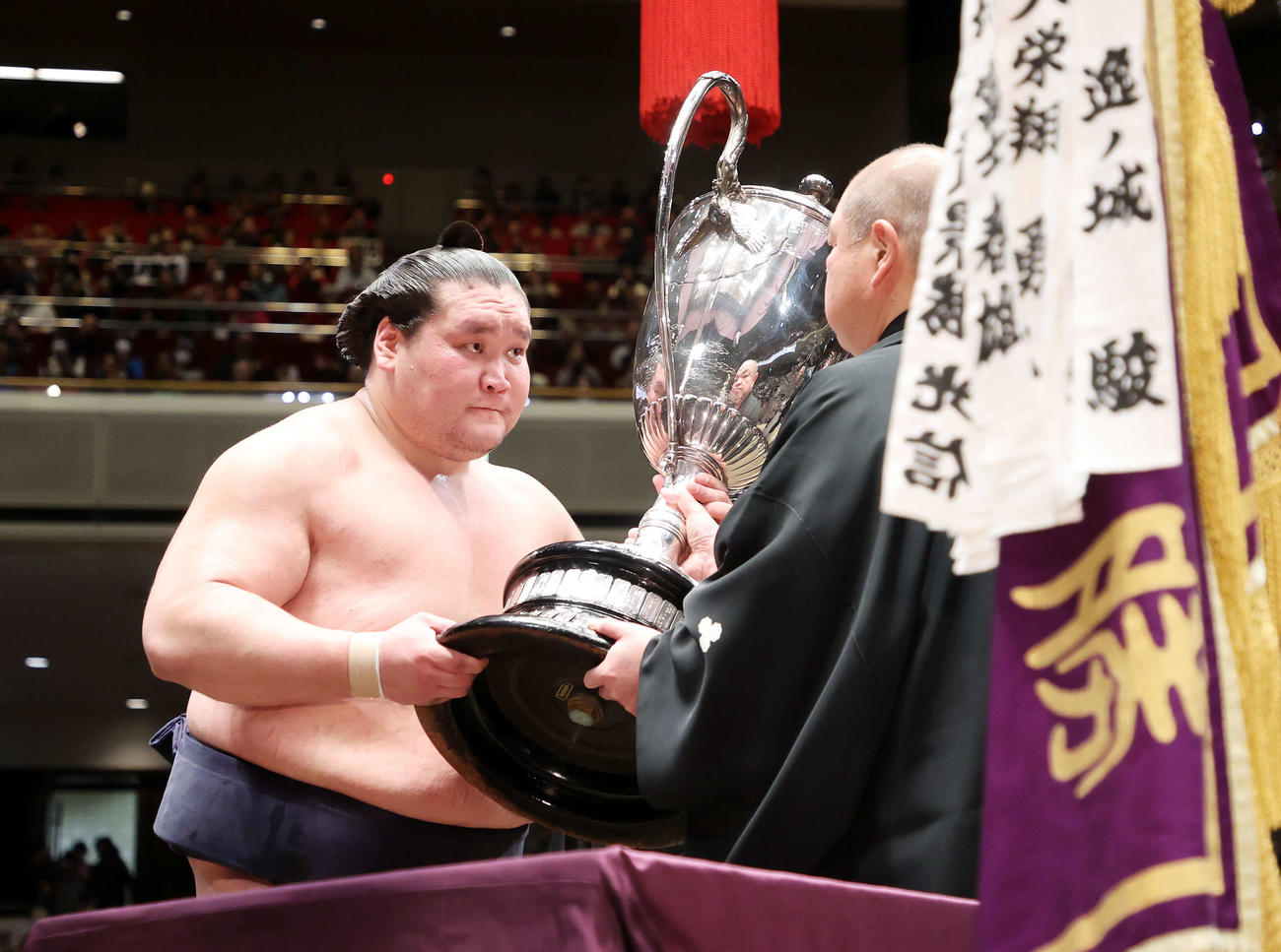 八角理事長（右）から優勝賜杯を受け取る照ノ富士（撮影・鈴木正人）