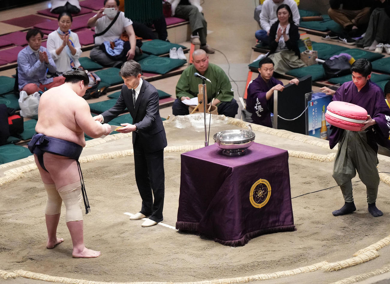 優勝し、大きなマカロンを前にする照ノ富士（左）（撮影・菅敏）