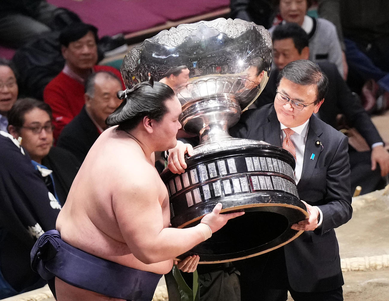 優勝し、内閣総理大臣賞を受け取る照ノ富士（左）（撮影・菅敏）