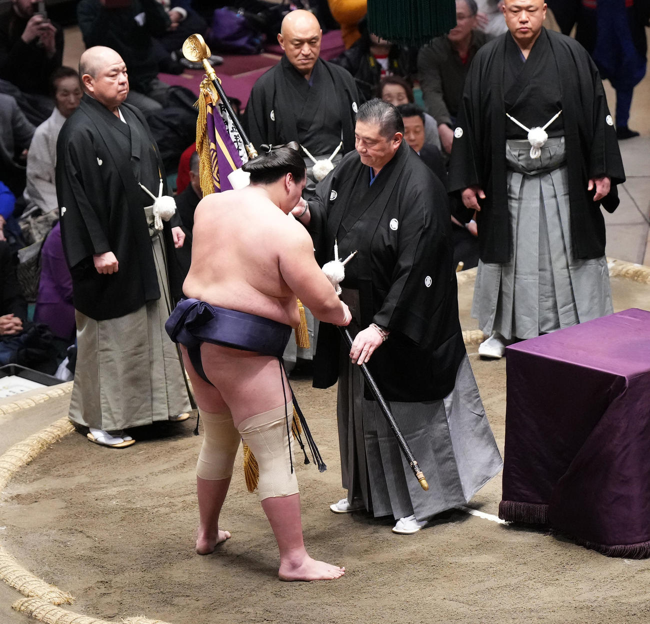 佐渡ケ嶽親方（右）から優勝旗を受け取る照ノ富士（撮影・菅敏）