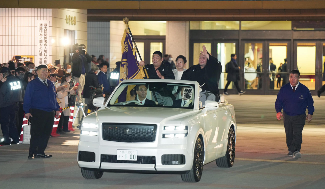 優勝し新しいパレードカーに上から手を振る照ノ富士（右）（撮影・菅敏）