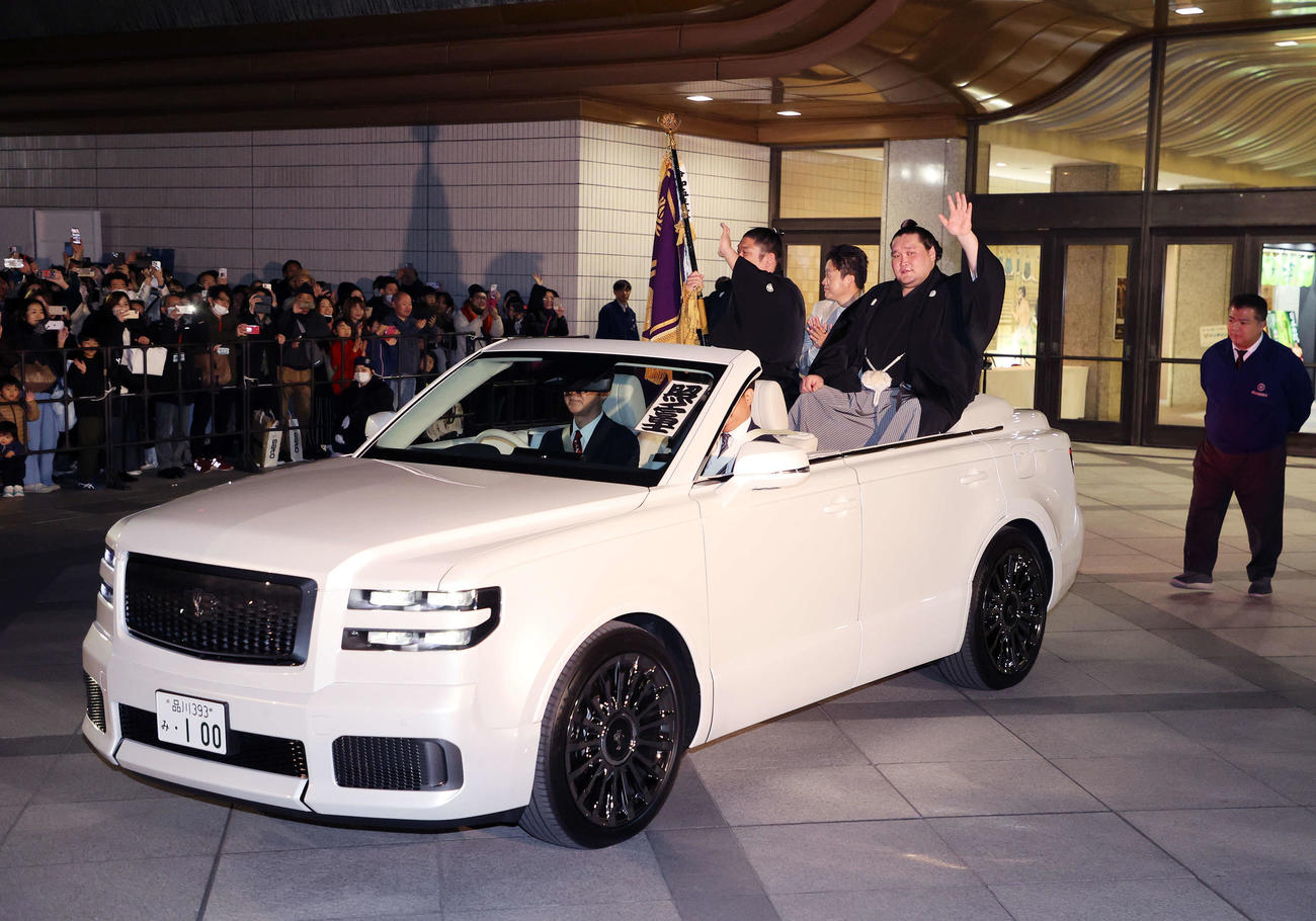 優勝パレードで手を振る照ノ富士（右）と旗手の尊富士（撮影・鈴木正人）