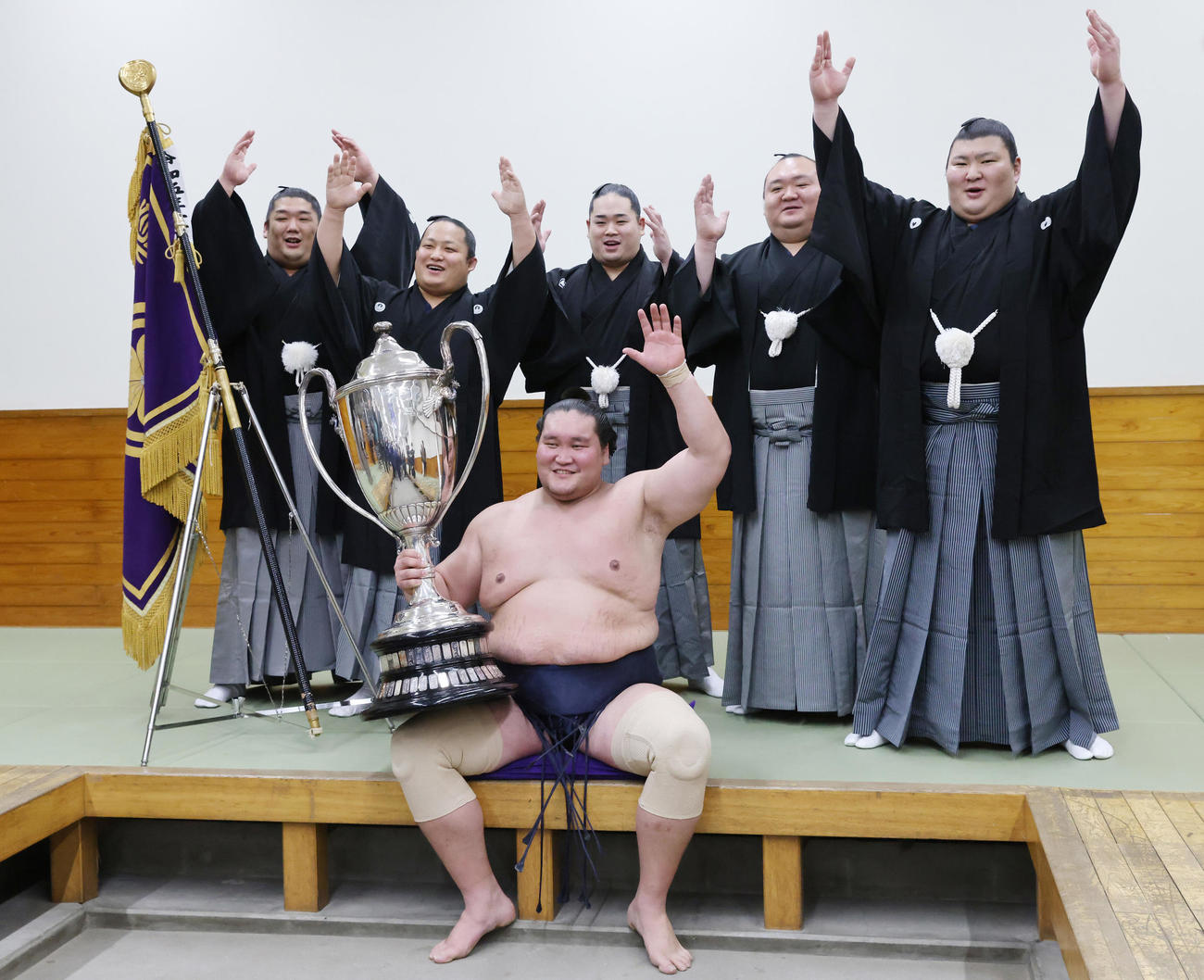 大相撲初場所で優勝し、賜杯を手に万歳する照ノ富士（代表撮影）
