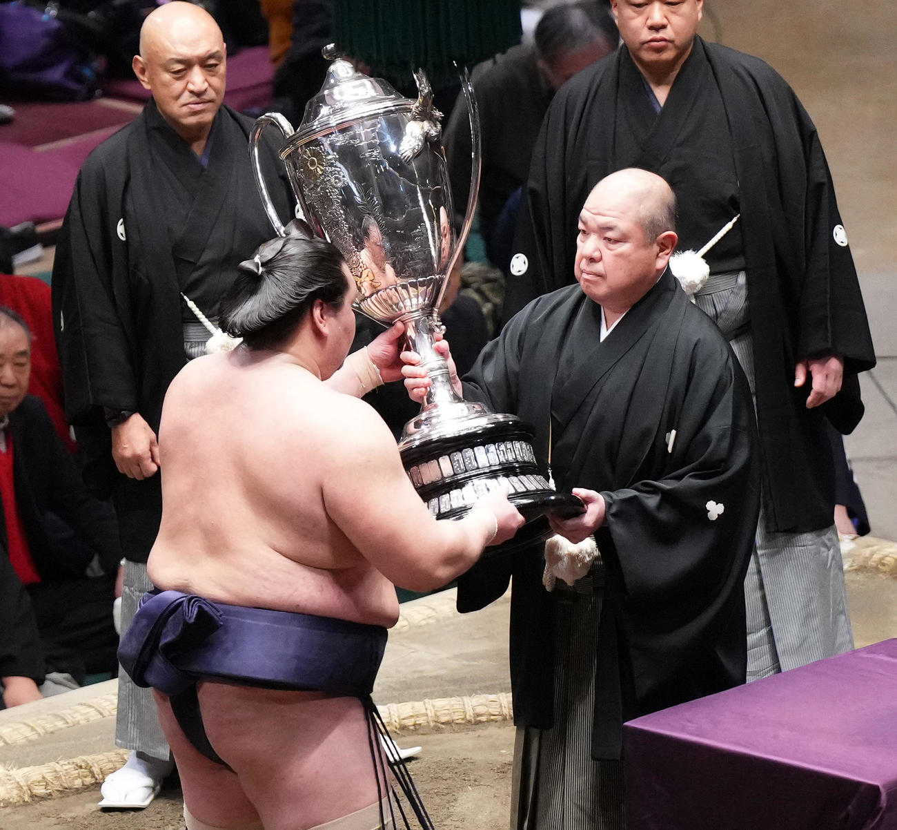 優勝し、八角理事長（右）から賜杯を受け取る照ノ富士（撮影・菅敏）