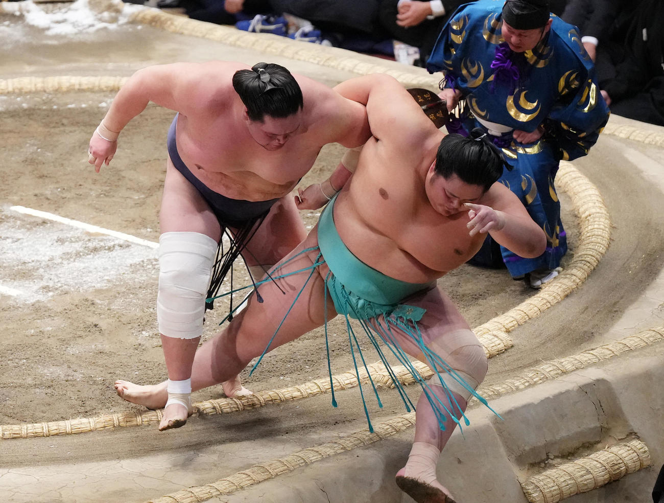 照ノ富士は優勝決定戦で琴ノ若（右）を寄り切りで破る（撮影・菅敏）