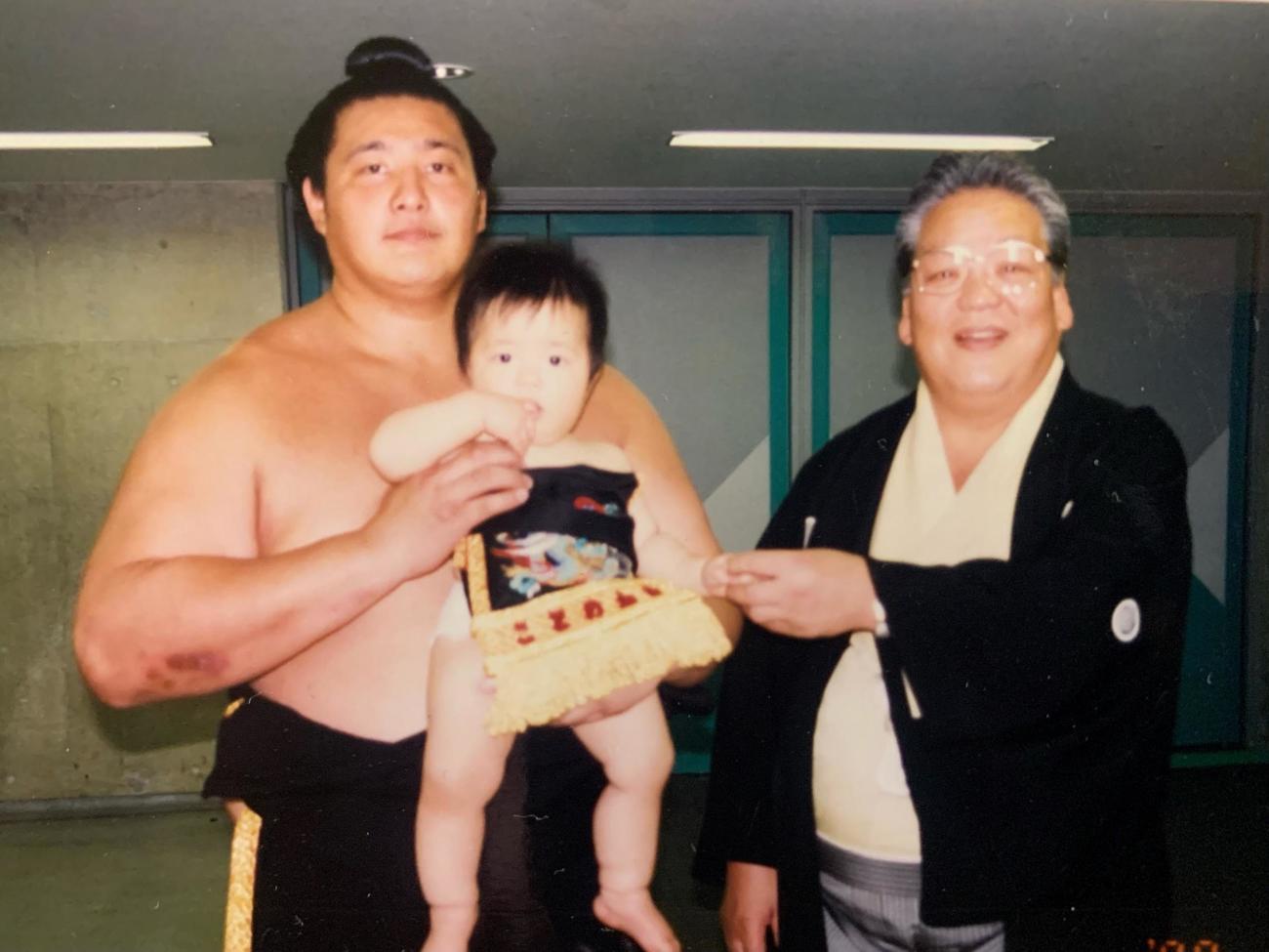 元横綱琴桜（右）と現役時代の父に抱かれる幼少期の琴ノ若（共同＝佐渡ケ嶽部屋提供）