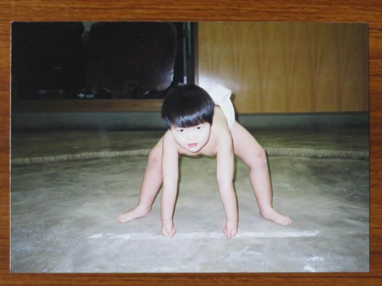 初めてまわしを着け、土俵に立った2歳の琴ノ若。撮影は父の佐渡ケ嶽親方