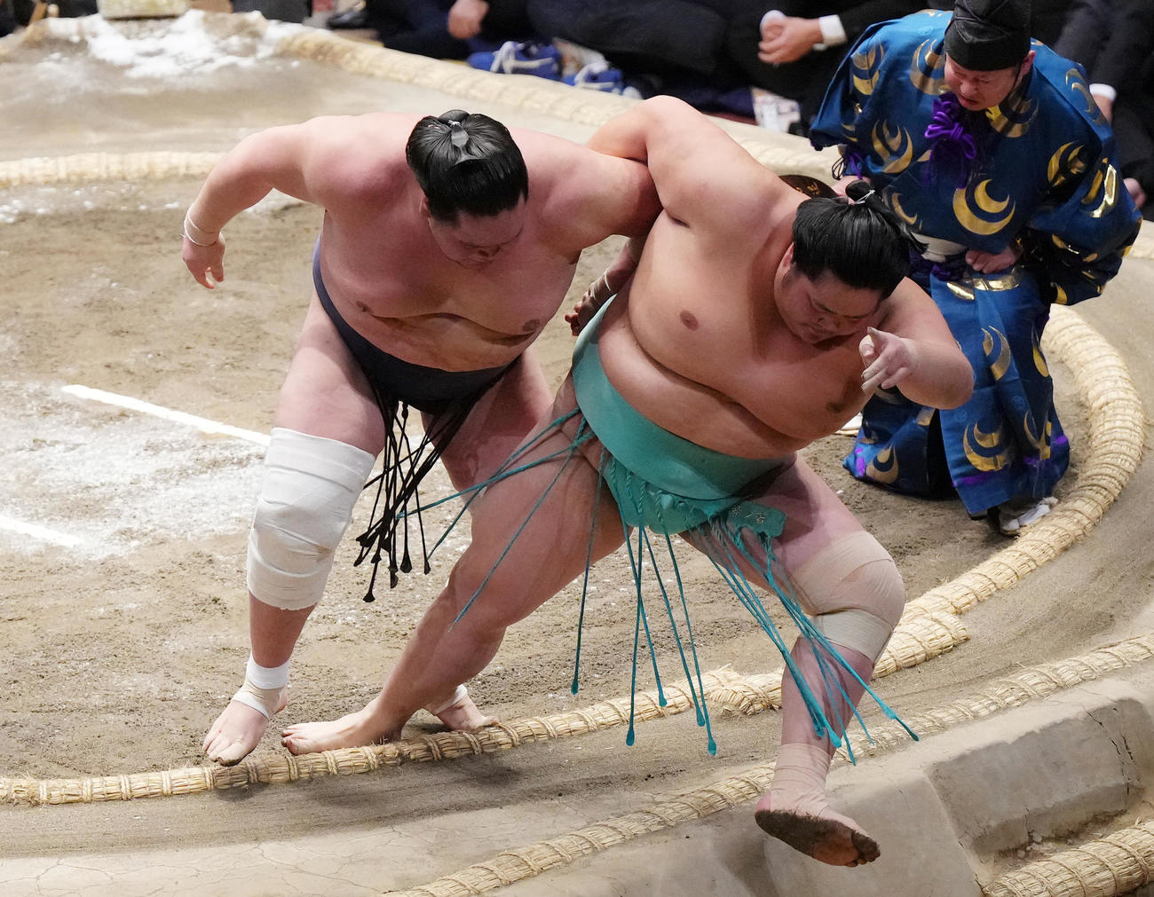 照ノ富士は優勝決定戦で琴ノ若（右）を寄り切りで破る（撮影・菅敏）